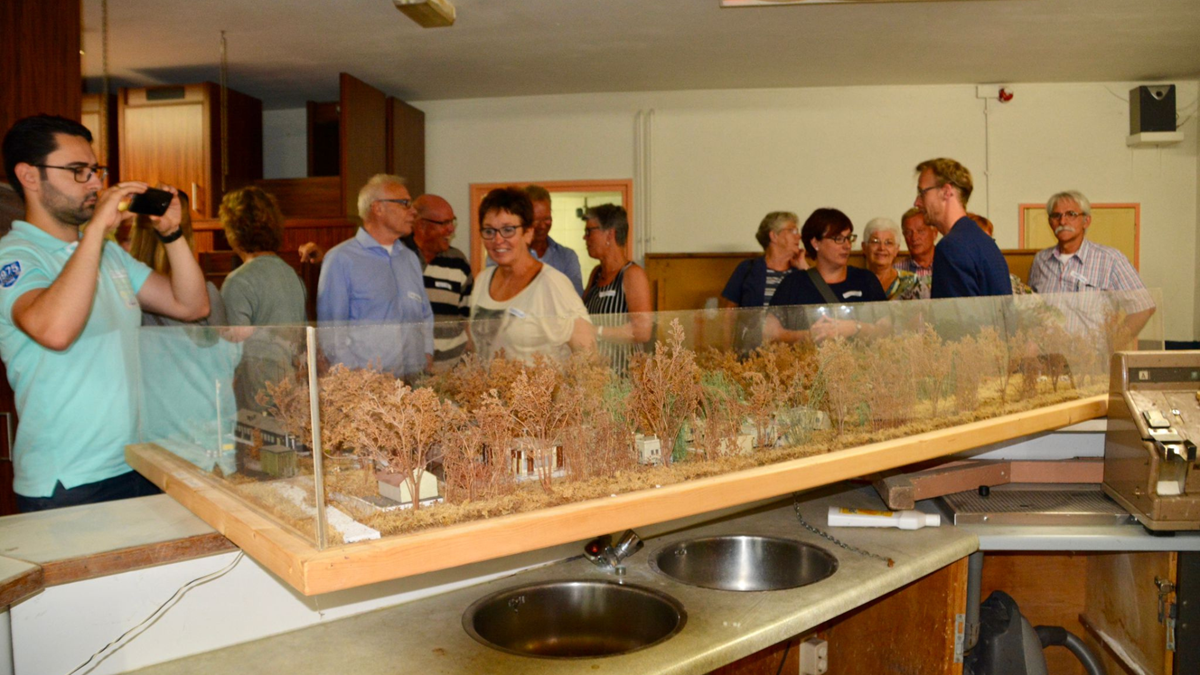 De maquette tijdens een reünie van basisschoolleraren op het inmiddels verlaten azc terrein Klompjan in Markelo.